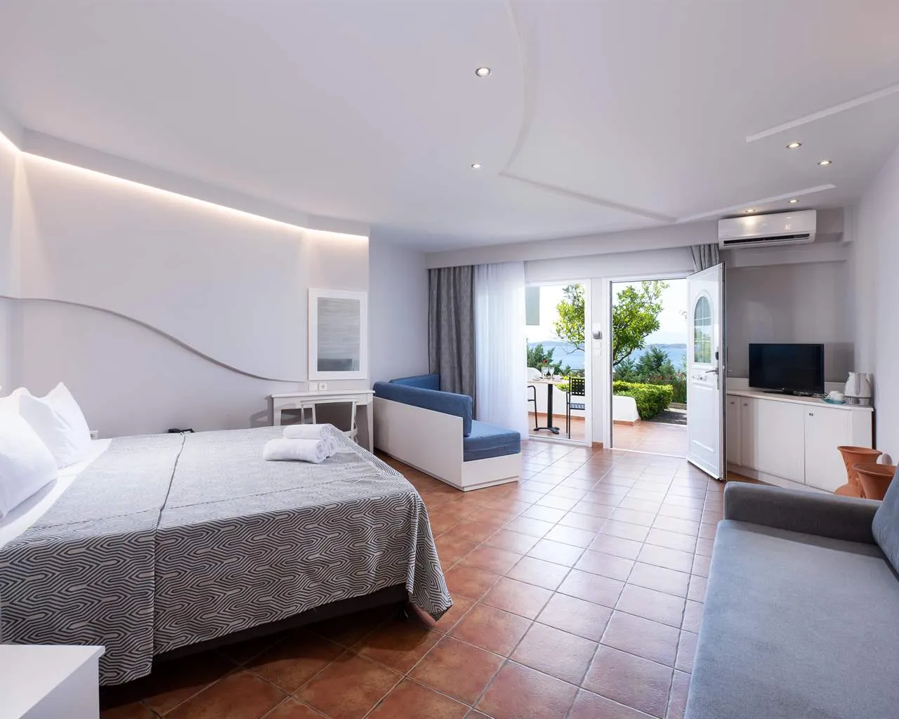 Alexandros Palace Hotel & Suites, Grčka — Family Room Standard Sea View