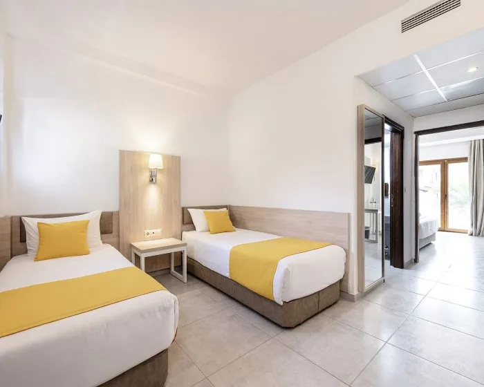 Aristoteles Holiday Resort & Spa, Uranopolis, Grčka — Family Room Garden View