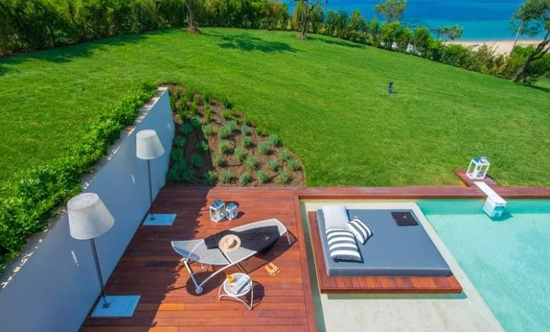 Avaton Luxury Beach Resort - Relais & Chateaux, Nea Roda, Grčka — plaža