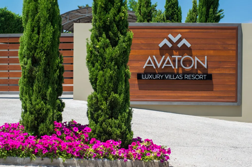 Avaton Luxury Beach Resort - Relais & Chateaux, Nea Roda, Grčka — plaža
