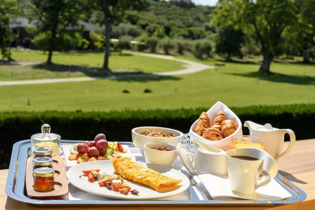 Avaton Luxury Beach Resort - Relais & Chateaux, Nea Roda, Grčka — plaža