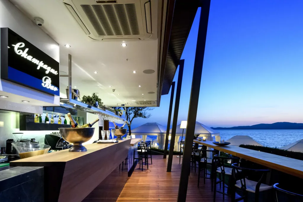 Avaton Luxury Beach Resort - Relais & Chateaux, Nea Roda, Grčka — plaža