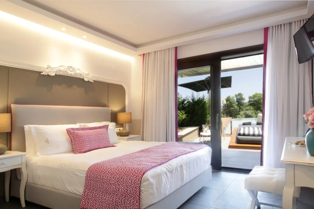 Avaton Luxury Beach Resort - Relais & Chateaux, Nea Roda, Grčka — plaža