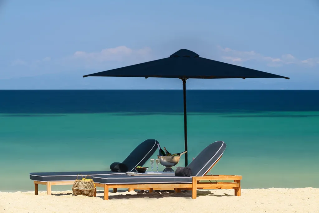 Avaton Luxury Beach Resort - Relais & Chateaux, Nea Roda, Grčka — plaža