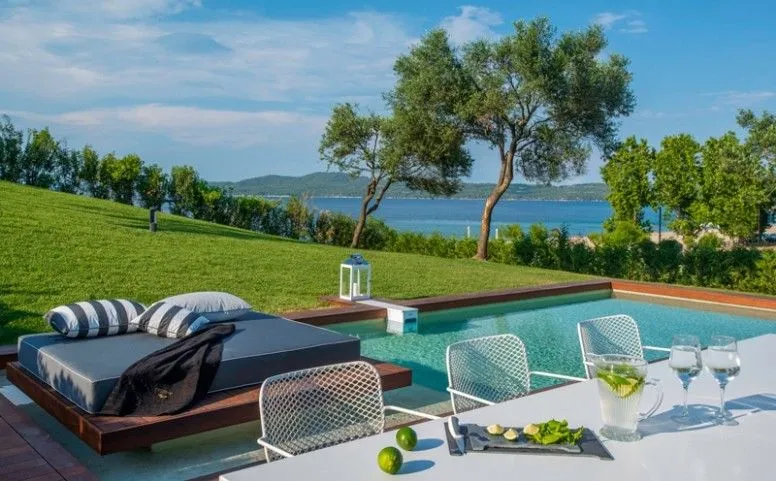 Avaton Luxury Beach Resort - Relais & Chateaux, Nea Roda, Grčka — Presidential Villa with Private Pool & Garden - 4 adults 2 children - 120 sm