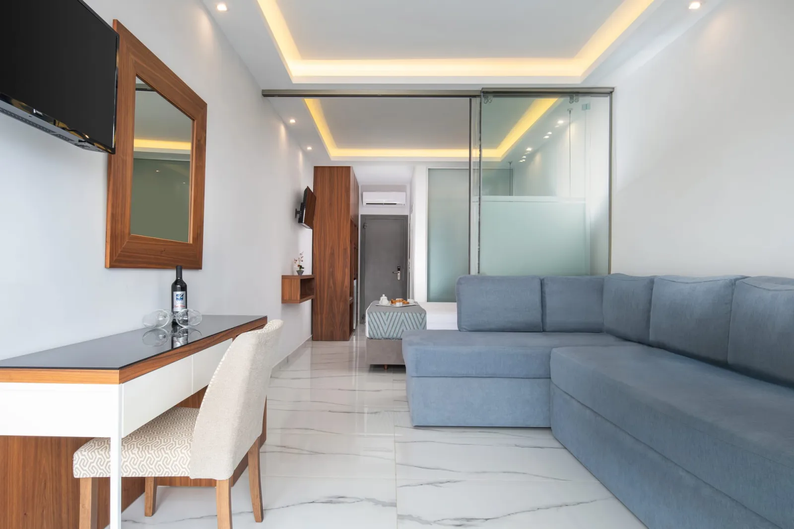 4U Boutique Hotel, Metamorfozis, Grčka — Suite with terrace on ground floor