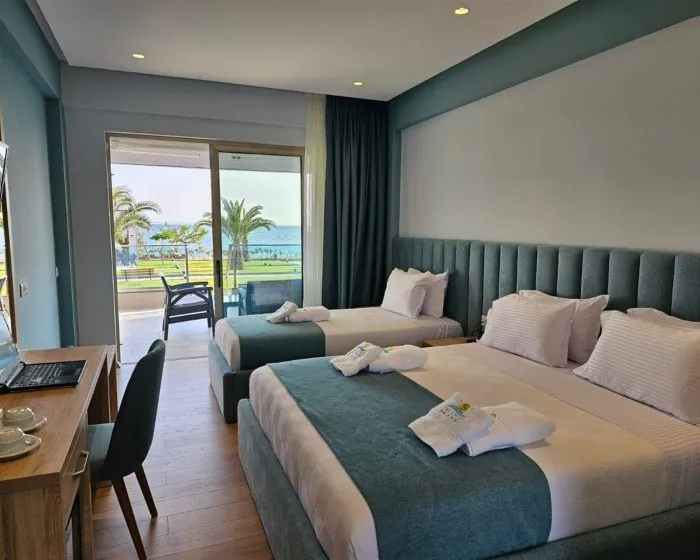 Sea Coast Resort, Gerakini, Grčka — Triple Room Deluxe Sharing Pool Triple Room