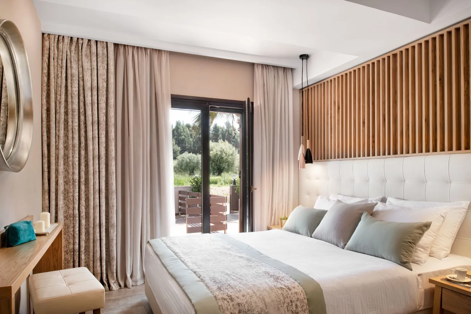 Simeon Hotel, Metamorfozis, Grčka — Simeon Suite with private terrace
