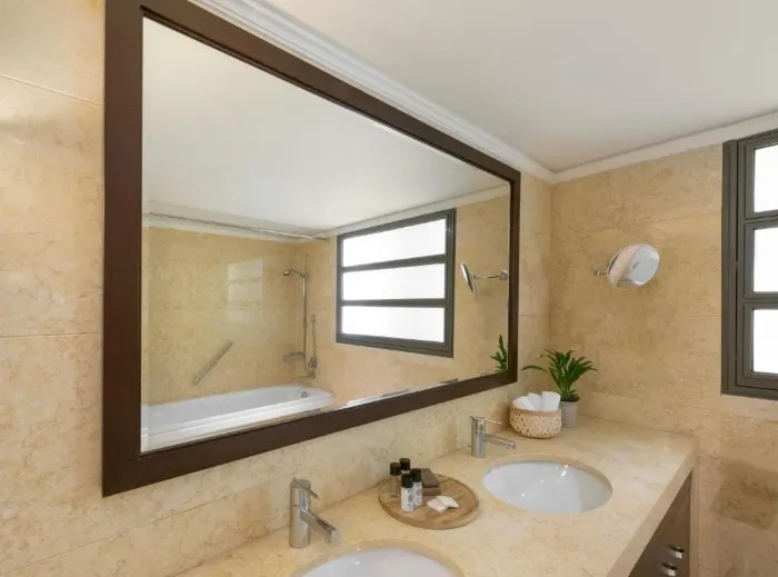 Porto Carras Grand Resort Meliton Hotel, Neos Marmaras, Grčka — Junior Suite For Single Use Marina/Sea View