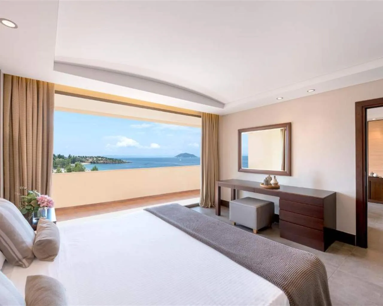 Porto Carras Grand Resort Meliton Hotel, Neos Marmaras, Grčka — Suite Marina/Sea View
