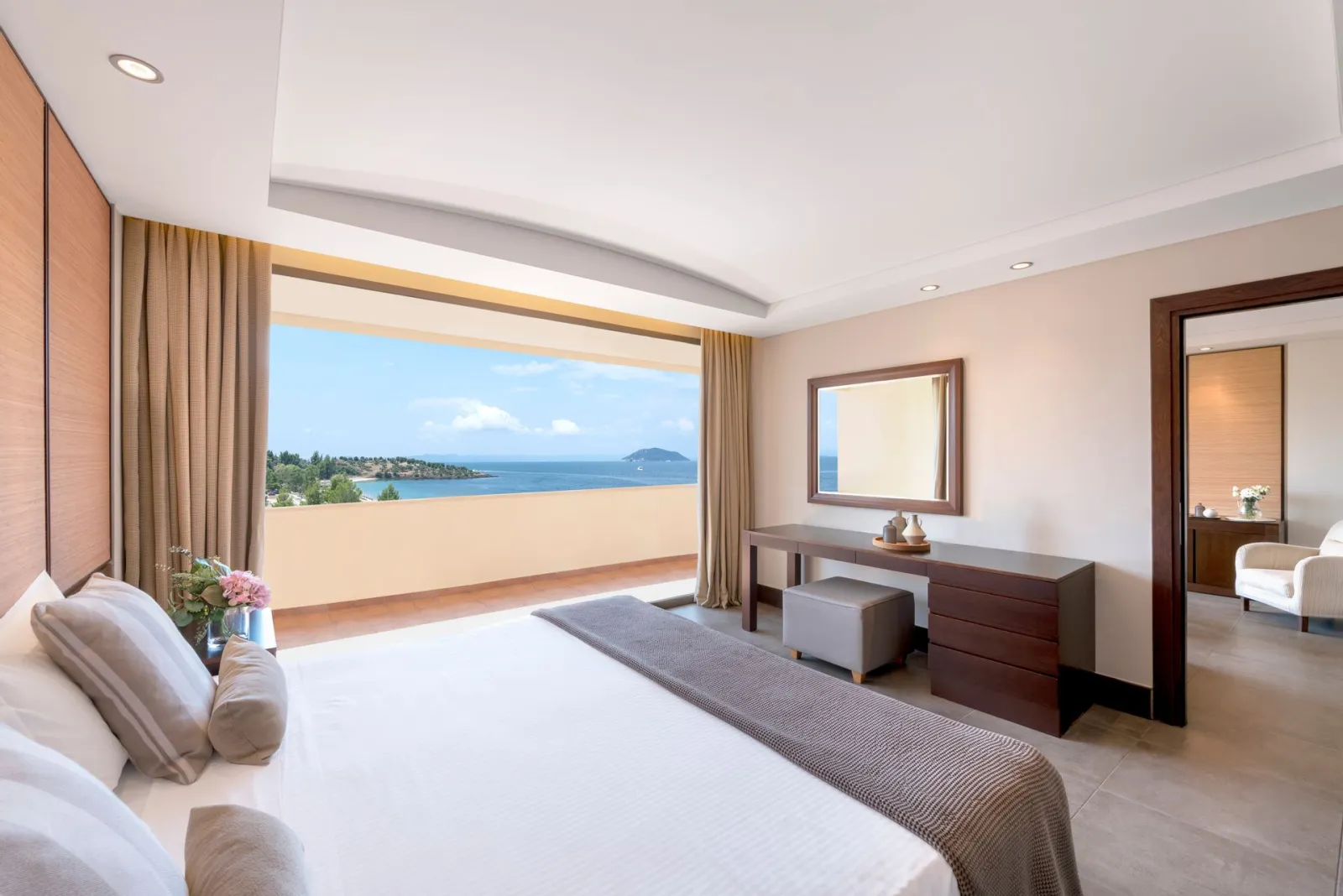 Porto Carras Grand Resort Meliton Hotel, Neos Marmaras, Grčka — Suite Sea or Marina View
