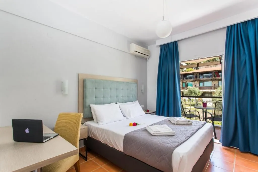 Coral Blue Hotel, Gerakini, Grčka — Family Room with Connecting Doors
