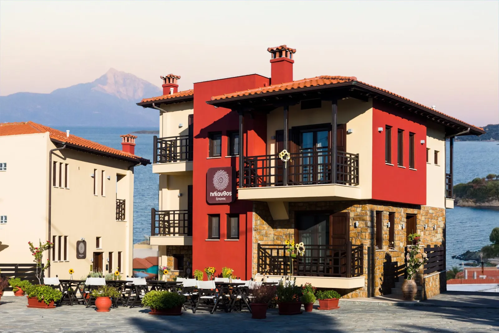 Helianthus Guesthouse, Amuliani