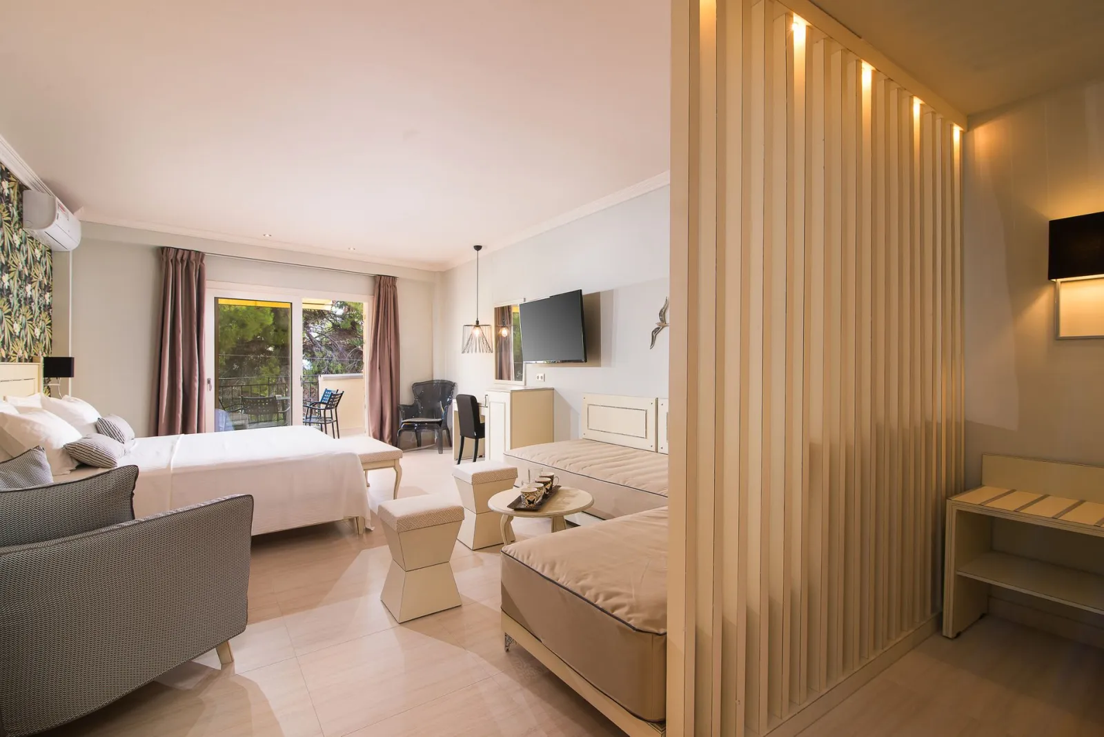 Neikos Luxury Suites, Hanioti, Grčka — Deluxe Suite
