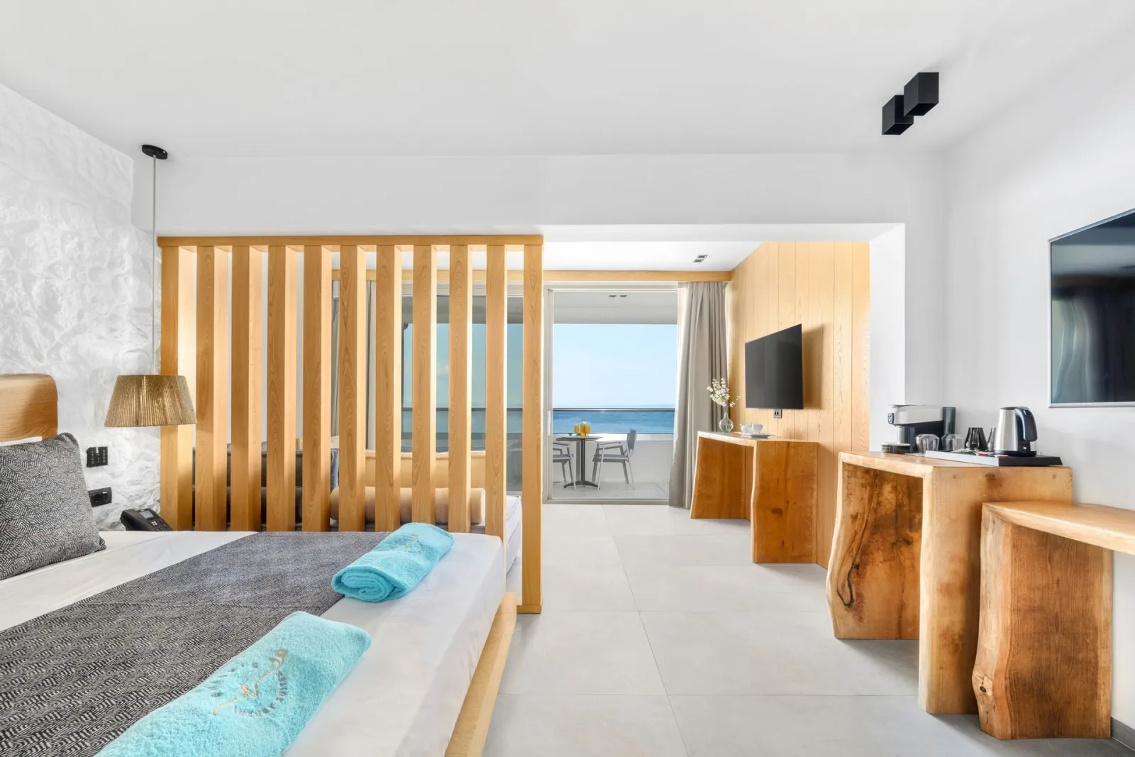 Emily's Luxury Suites, Pefkohori, Grčka — Suite Sea View with Jacuzzi