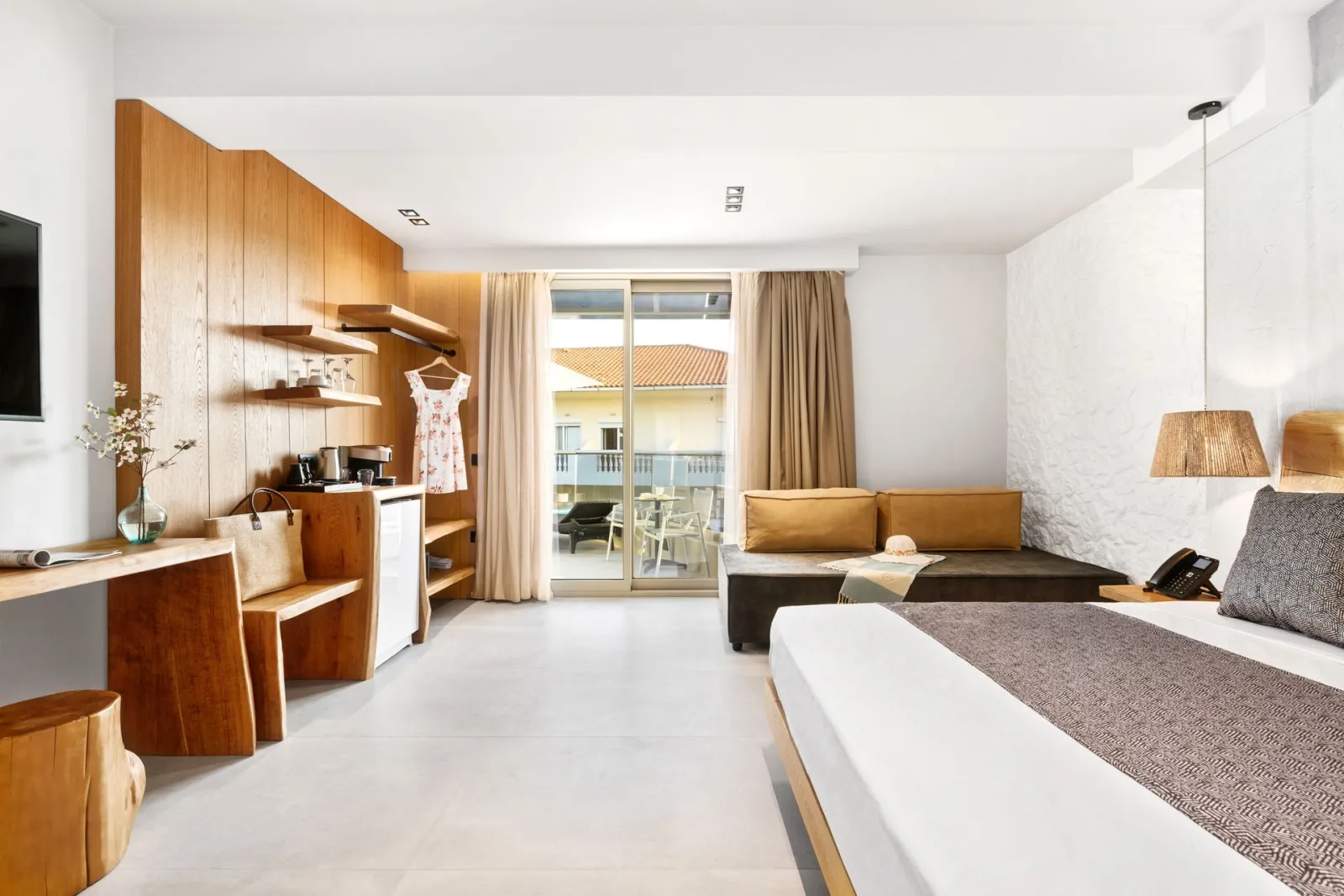 Emily's Luxury Suites, Pefkohori, Grčka — Triple Room Garden View with Jacuzzi