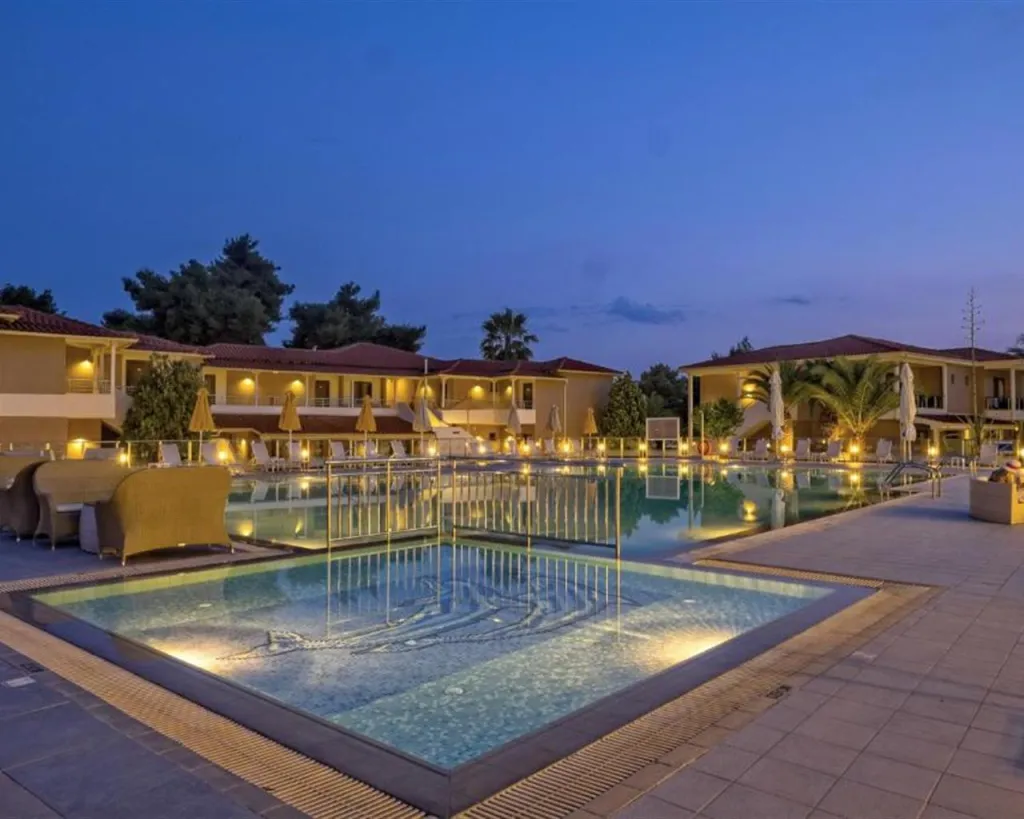 Lagomandra Beach & Suites, Neos Marmaras, Grčka — plaža