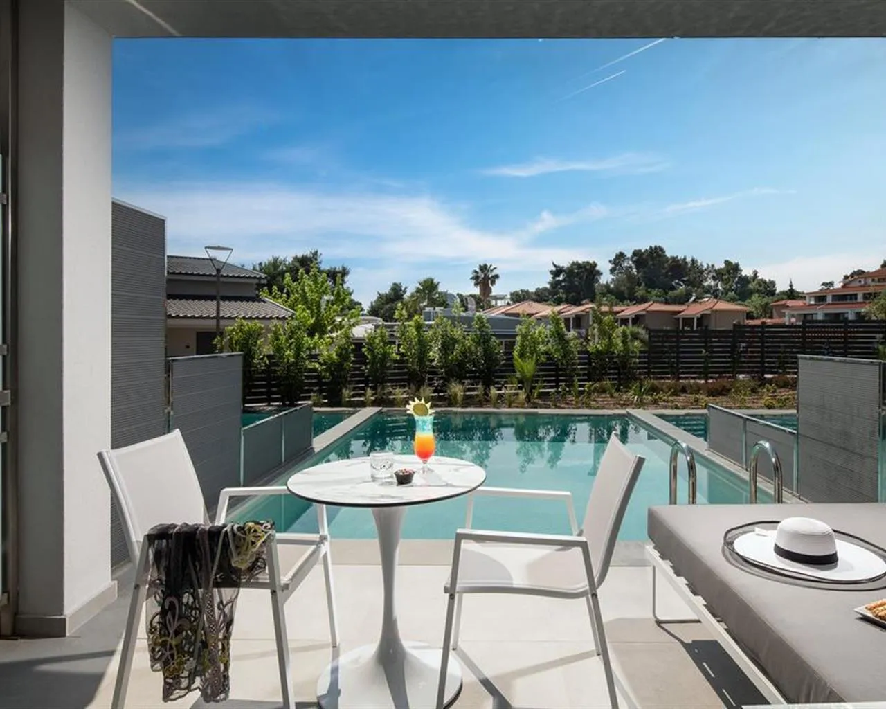 Lagomandra Beach & Suites, Neos Marmaras, Grčka — Apartment  Luxury Private Pool Garden View