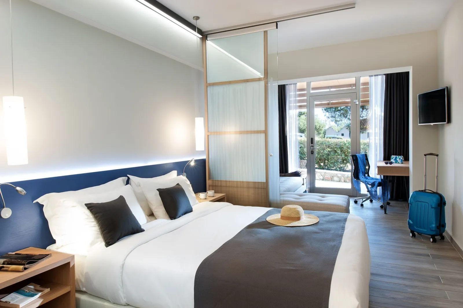 Blue Dolphin Resort Hotel, Metamorfozis, Grčka — Deluxe Family with Garden View
