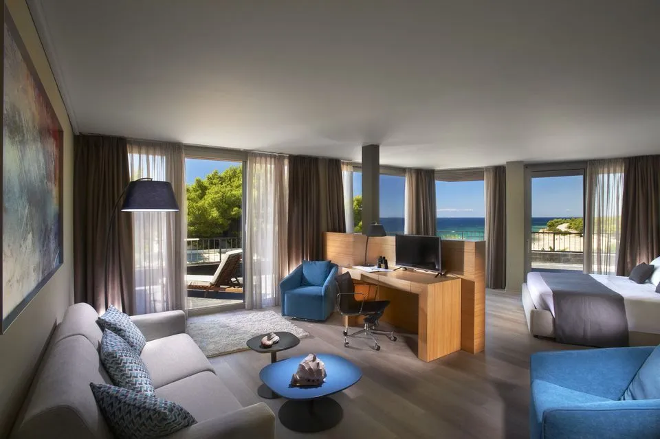 Blue Dolphin Resort Hotel, Metamorfozis, Grčka — Deluxe Suite with Sea View