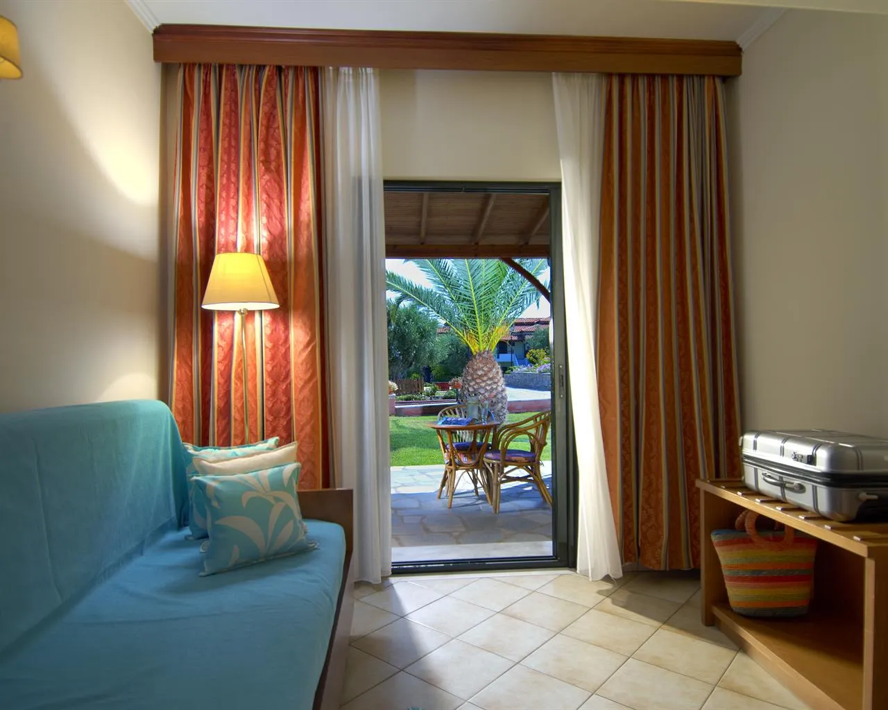 Blue Dolphin Resort Hotel, Metamorfozis, Grčka — Family Room Deluxe Garden View