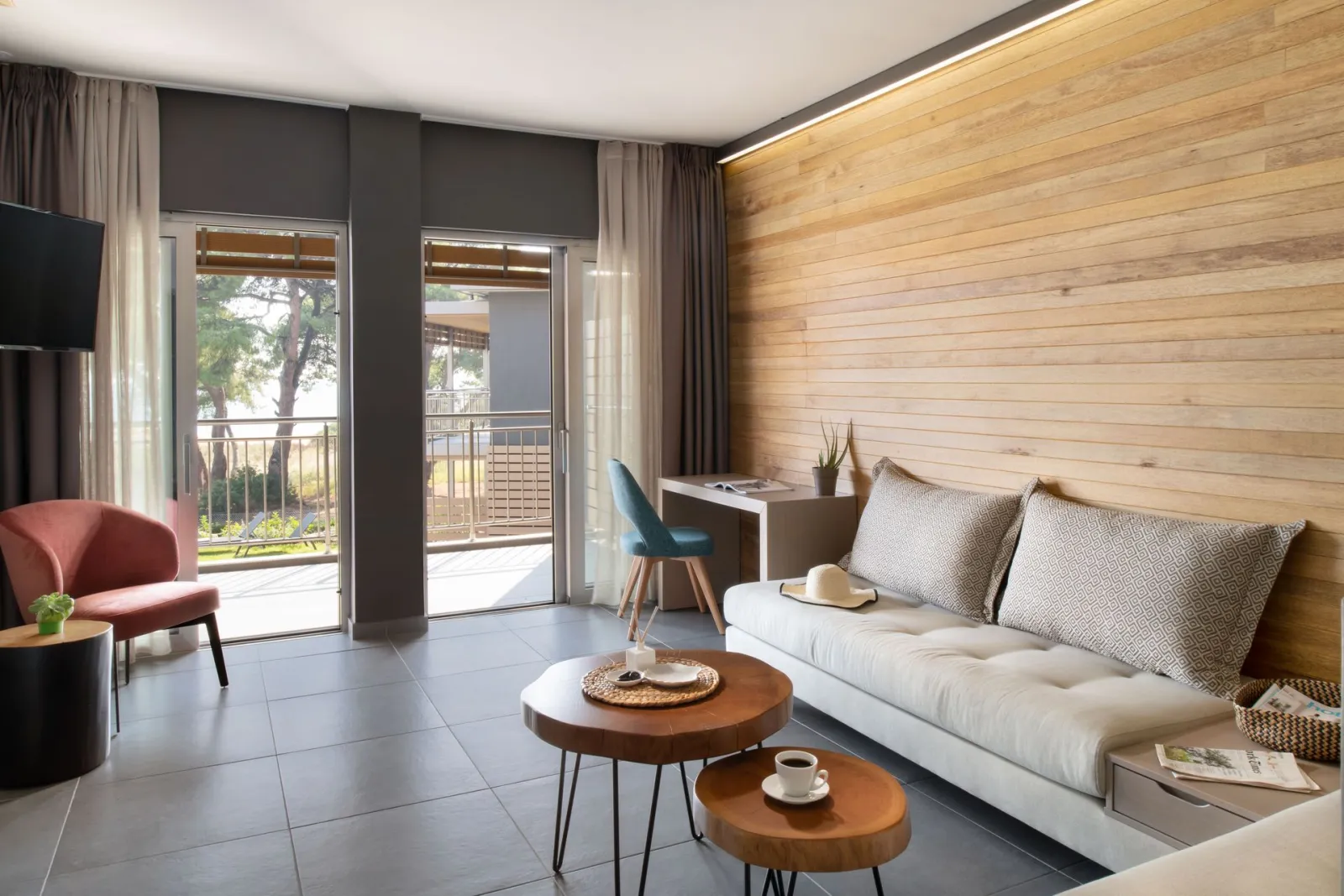 Blue Dolphin Resort Hotel, Metamorfozis, Grčka — Family Suite with Garden View
