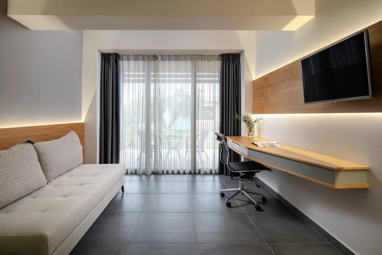 Blue Dolphin Resort Hotel, Metamorfozis, Grčka — Junior Suite Garden View