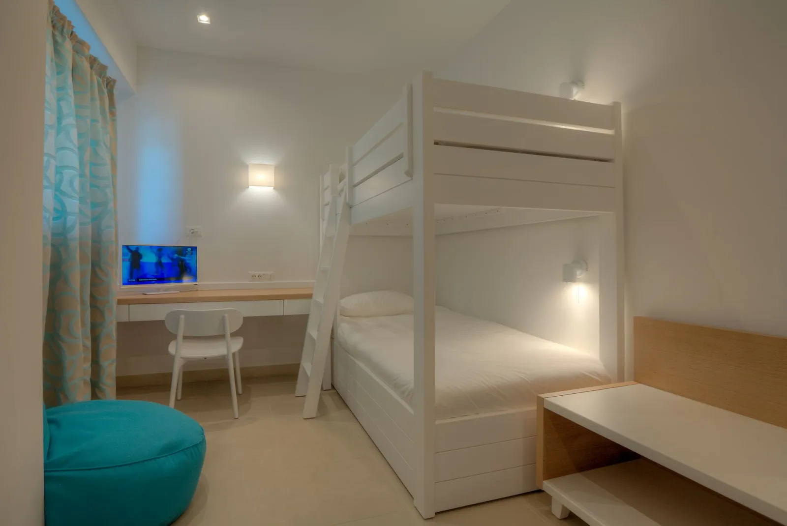 Blue Lagoon Princess Hotel, Kalives, Grčka — Family Room with bunkbed