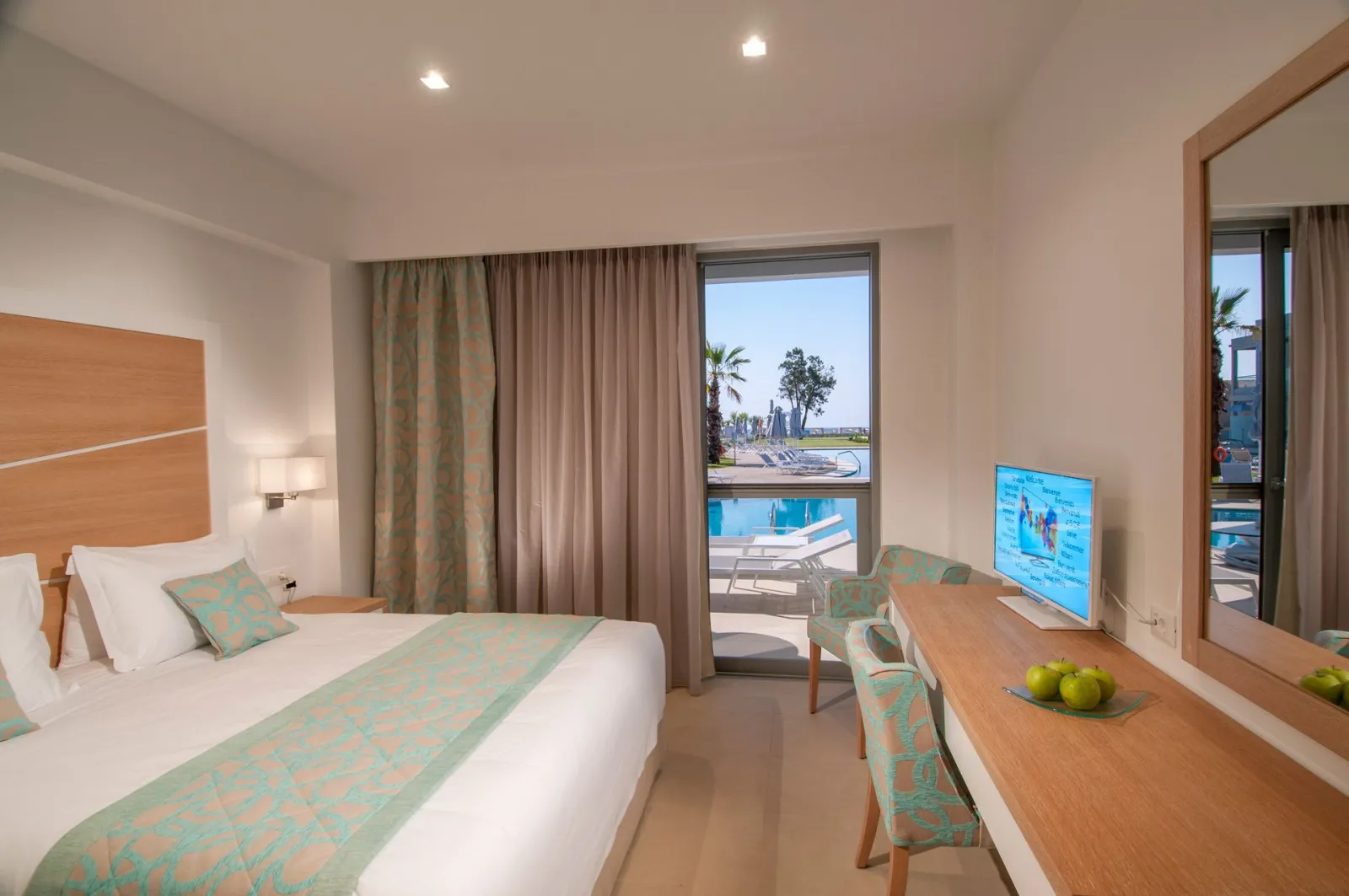 Blue Lagoon Princess Hotel, Kalives, Grčka — Family Swim Up with bunkbed