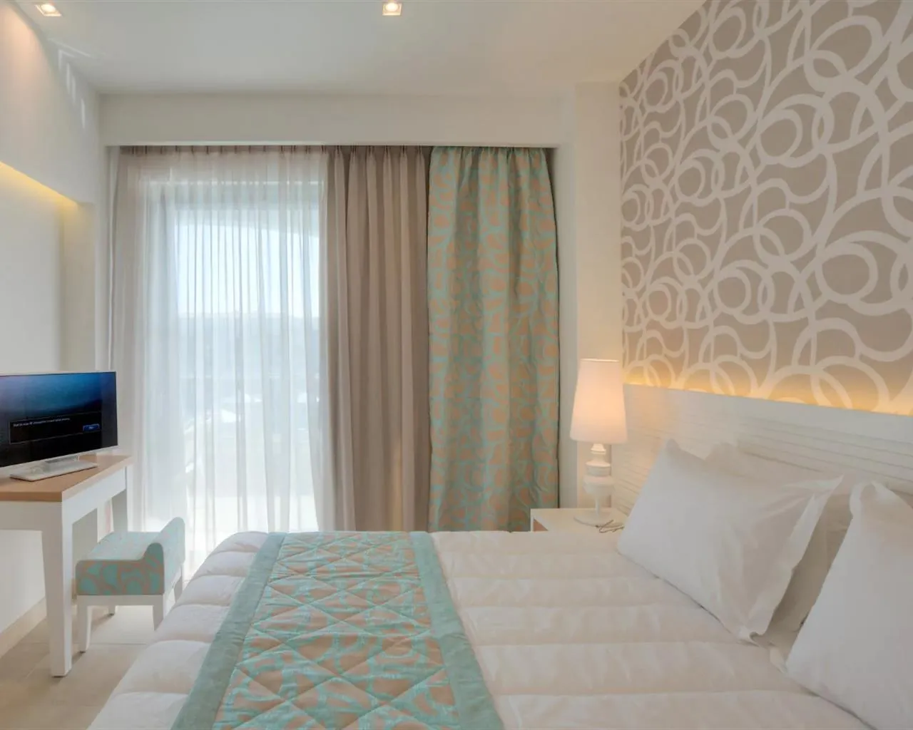 Blue Lagoon Princess Hotel, Kalives, Grčka — Junior Suite Garden View