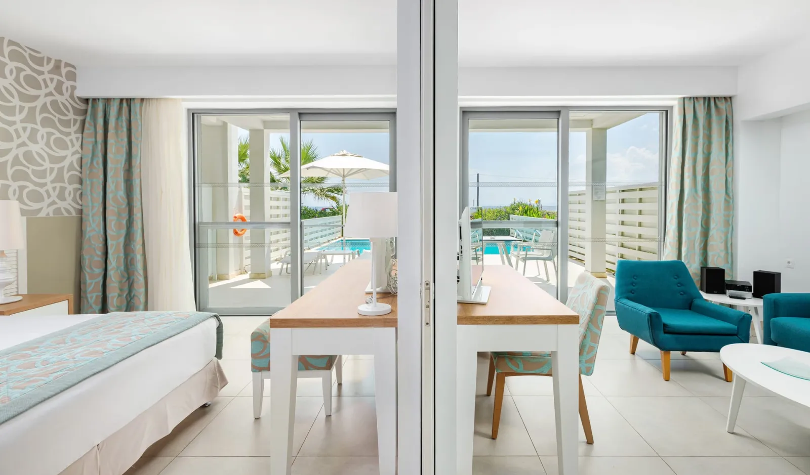 Blue Lagoon Queen, Kalives, Grčka — Suite Sharing Pool (53 -57 m2)