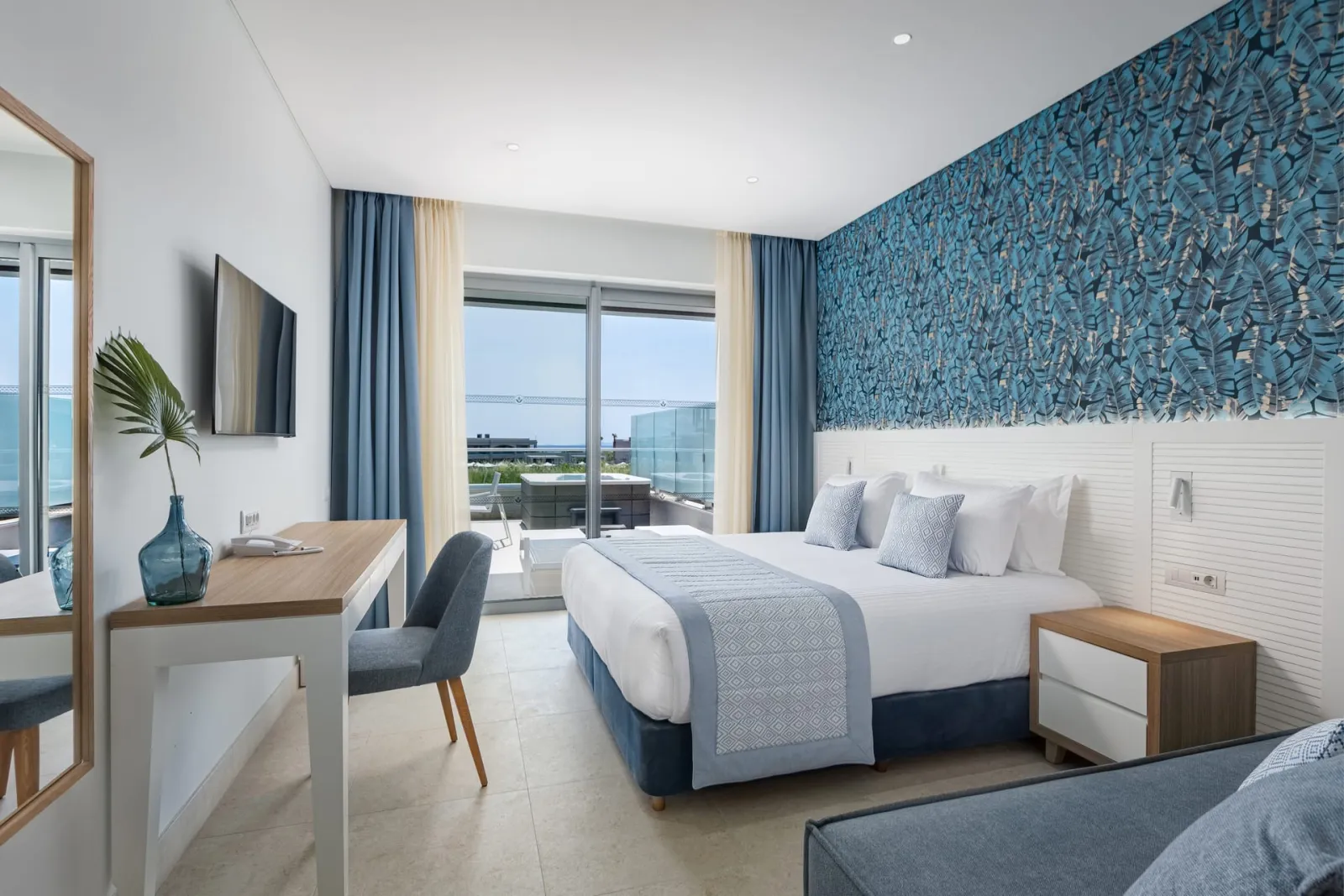 Blue Lagoon Queen, Kalives, Grčka — Twin/Double Pool View Jacuzzi room (30 m2)