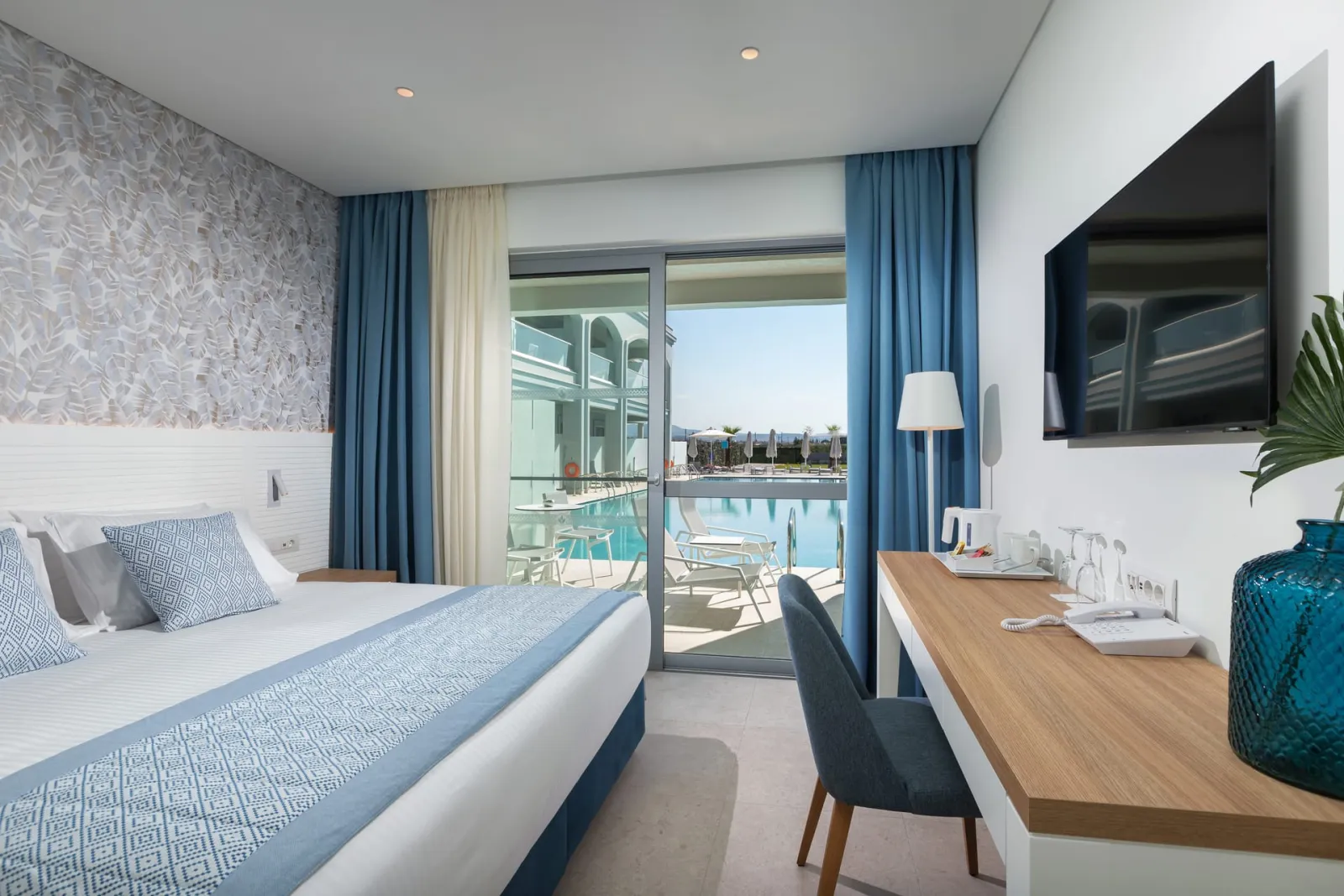 Blue Lagoon Queen, Kalives, Grčka — Twin/Double room Sharing Pool (30 m2)