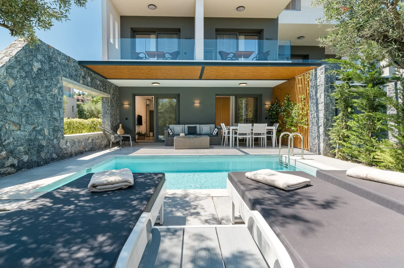 Dionisos Resort, Pefkohori, Grčka — Suite with Private Pool