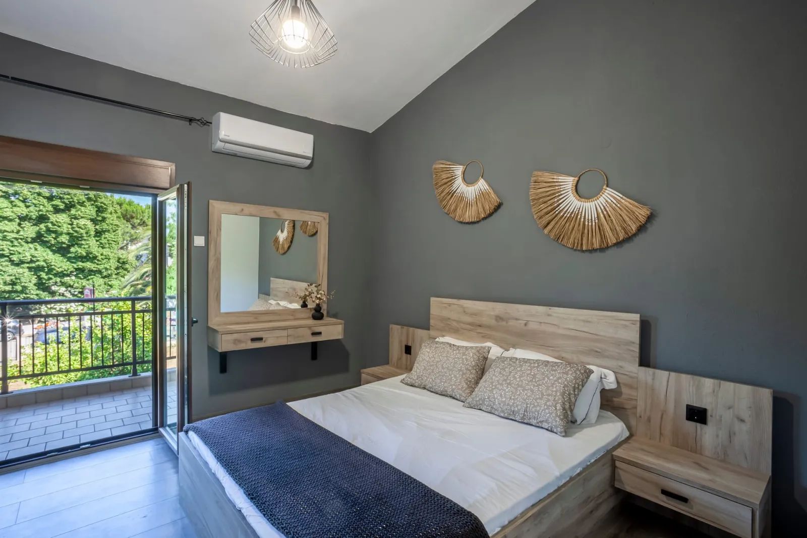 Live in Greece, Više mesta na Kasandri, Grčka — Akemi seaside Villa Hanioti