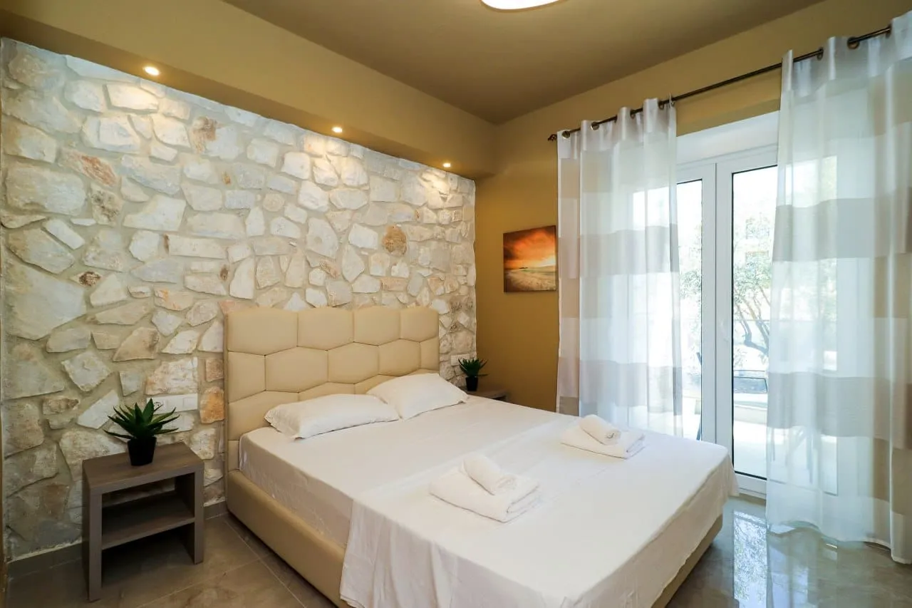 Live in Greece, Više mesta na Kasandri, Grčka — Pinelopi Deluxe Apartments Hanioti