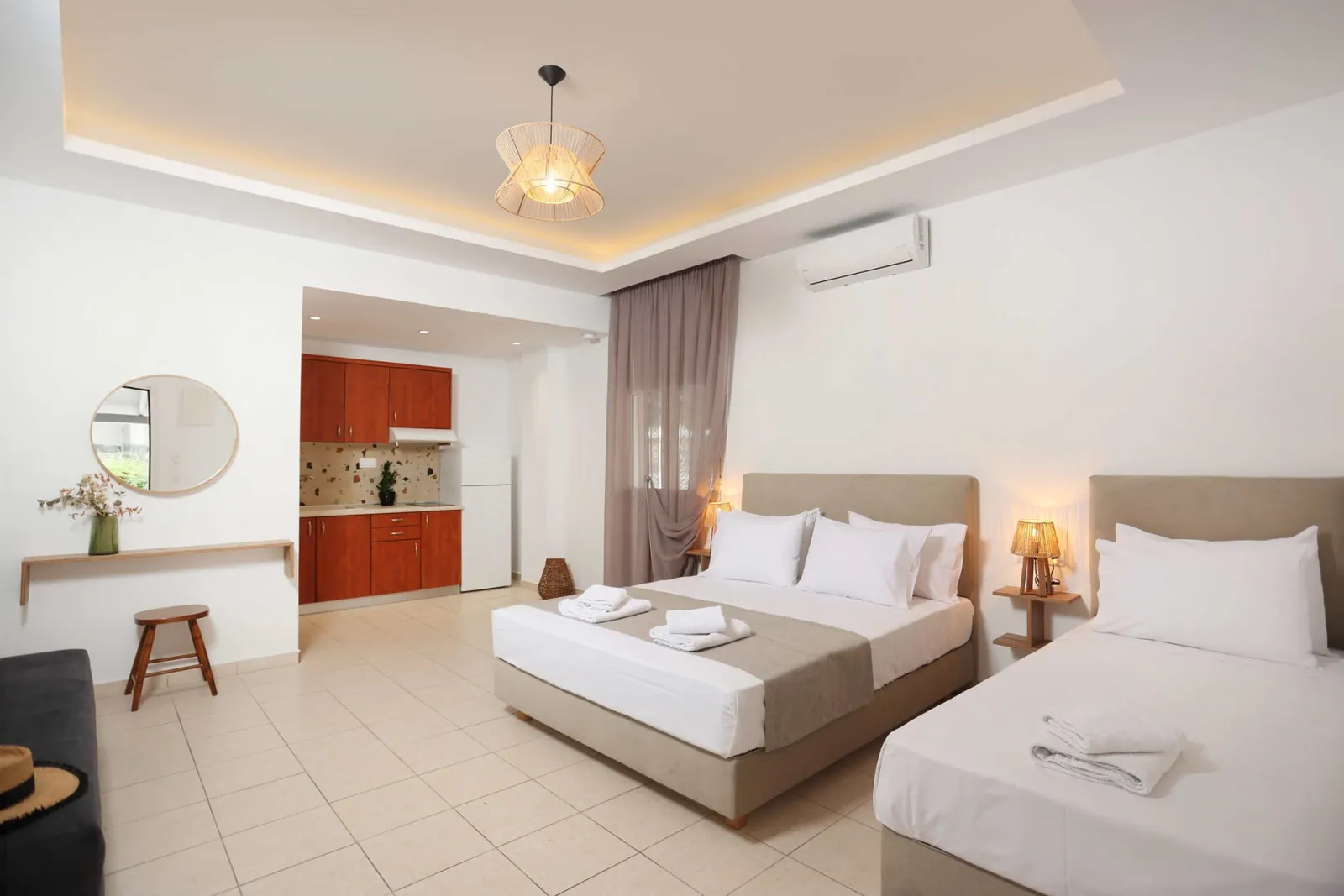 Gregory Apartments, Pefkohori, Grčka — Family Studio