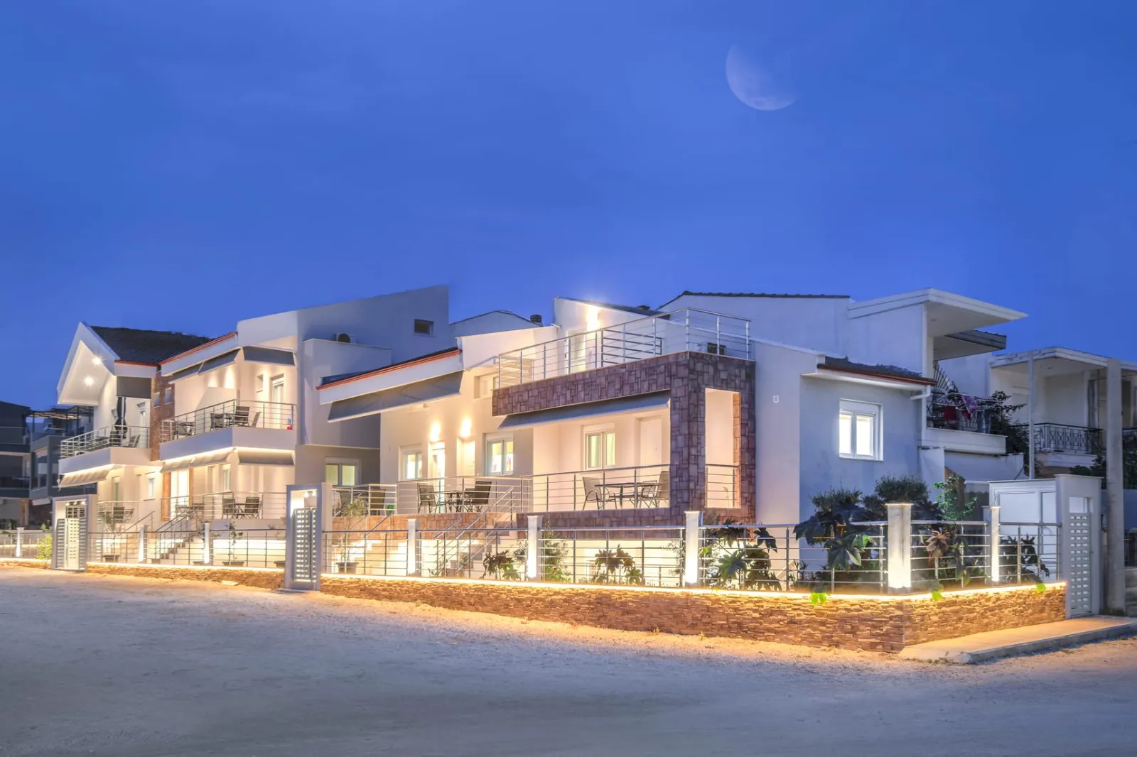 Olive Inn, Nikiti