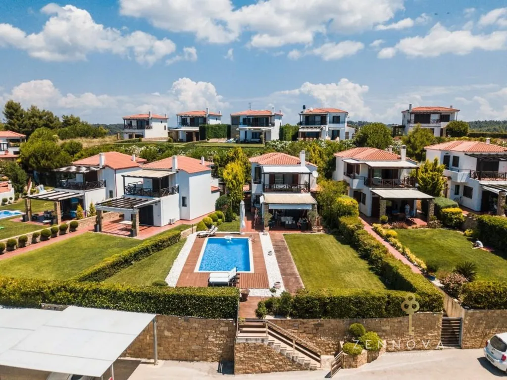 Zennova Kassandra, Grčka