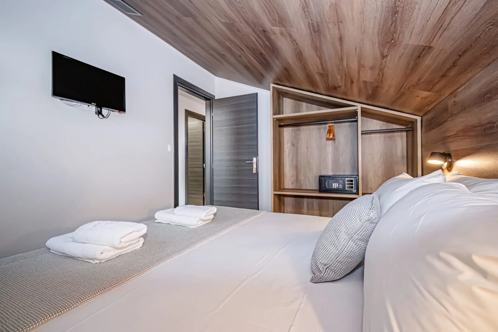 Evitel Luxury Living, Hanioti, Grčka — Deluxe Suite 2-Bedroom with Outdoor Jacuzzi