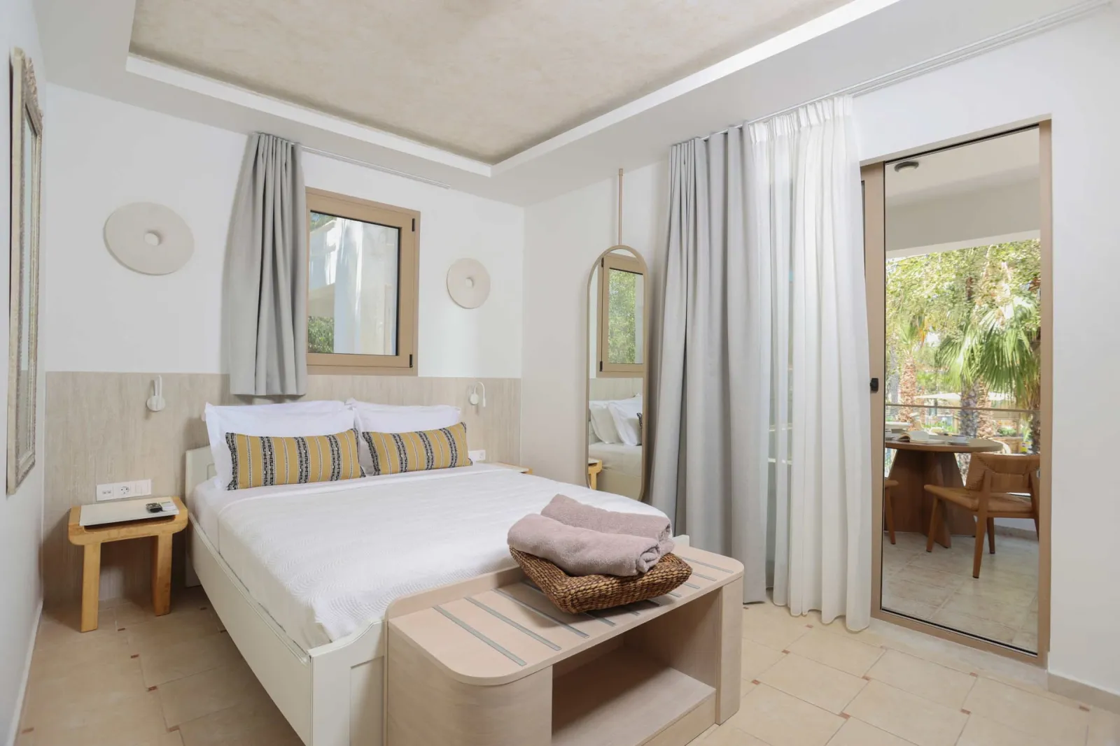 Nusa Suites & Villas, Pefkohori, Grčka — Double Room Pool View