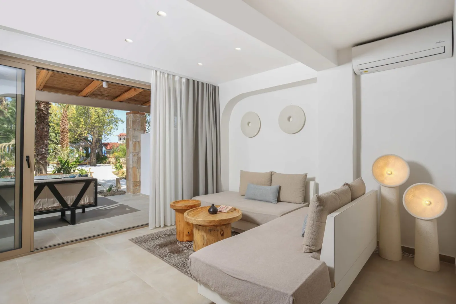 Nusa Suites & Villas, Pefkohori, Grčka — Executive 1-Bedroom Suite Pool View