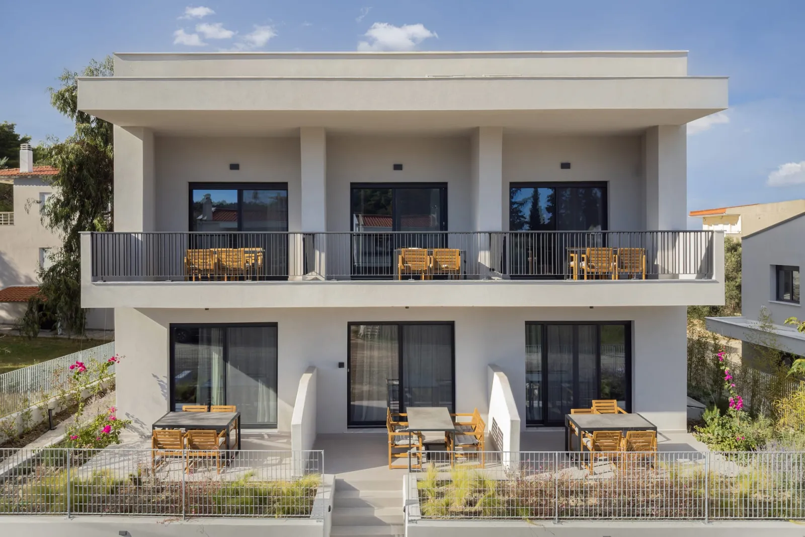 The 8 Suites, Polihrono