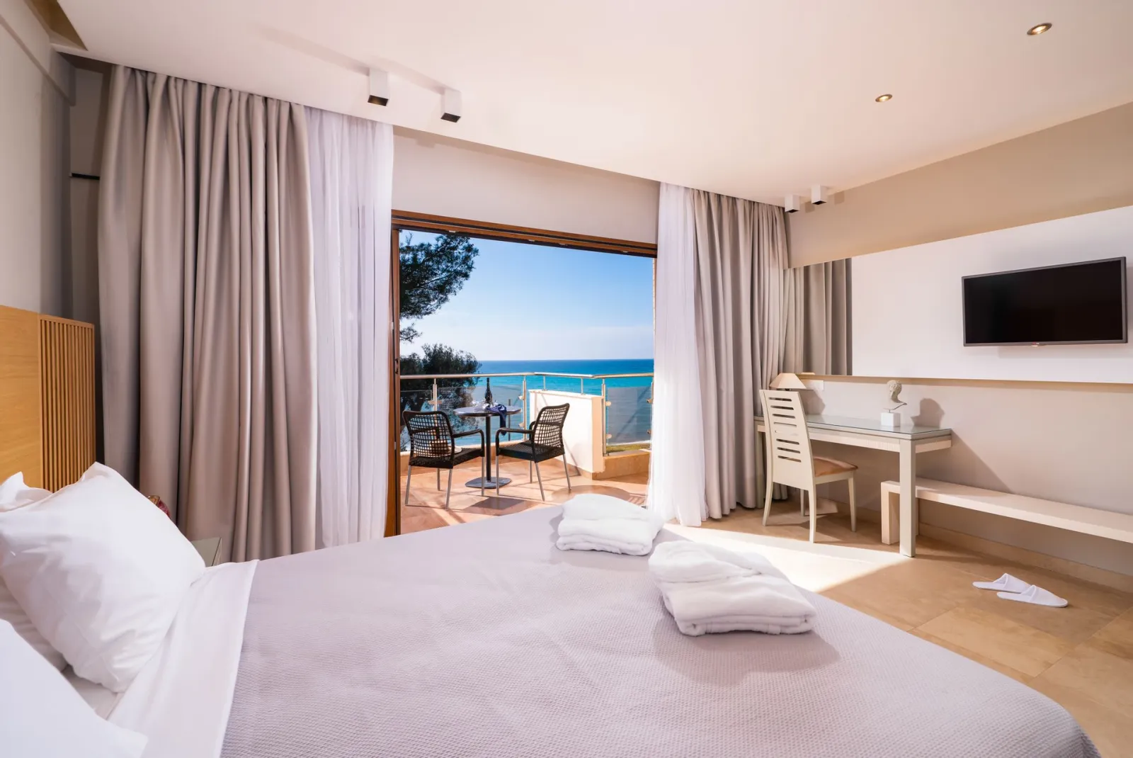 Olympion Sunset Chalkidiki, Skala Furka, Grčka — Deluxe Junior Suite Beach Front