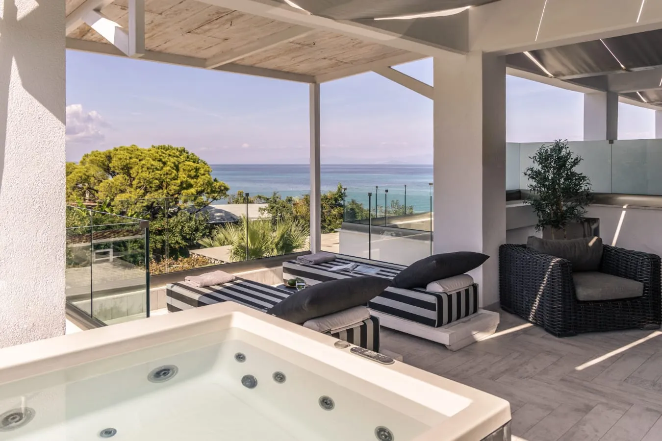 Blue Carpet Luxury Suites, Pefkohori, Grčka — 2 Level Suite | Outdoor Jacuzzi