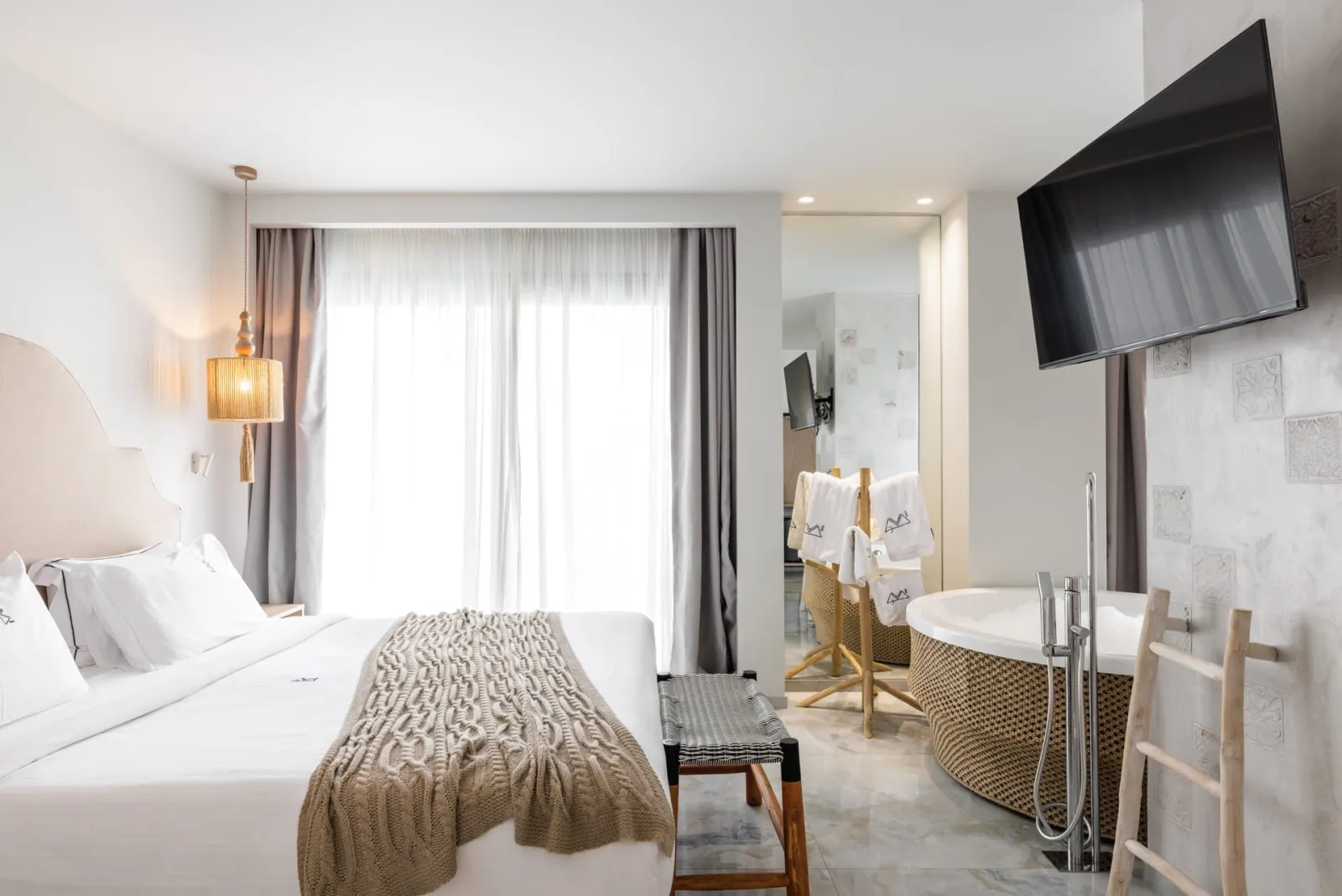 Blue Carpet Luxury Suites, Pefkohori, Grčka — Deluxe Suite Sea View | Indoor Jacuzzi