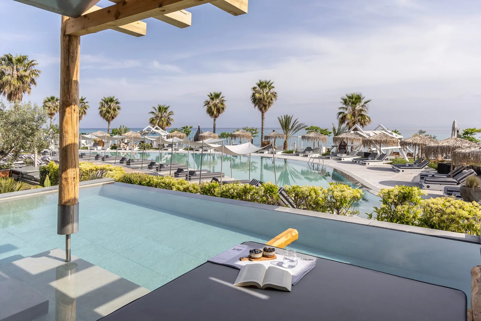 Blue Carpet Luxury Suites, Pefkohori, Grčka — Mayasari King Pool Suite | Sea View