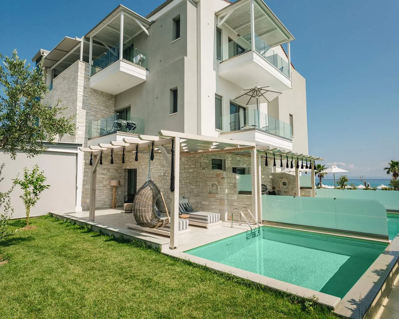 Blue Carpet Luxury Suites, Pefkohori, Grčka — Suite Private Pool Double Sea View