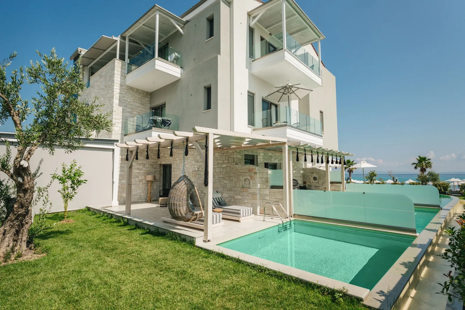 Blue Carpet Luxury Suites, Pefkohori, Grčka — Triple Suite | Private Pool