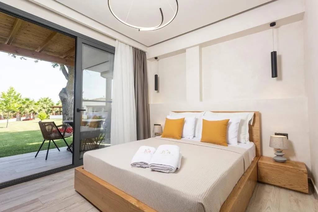 Kallithea Village Hotel, Kalitea, Grčka — Deluxe Family Suite with Garden View